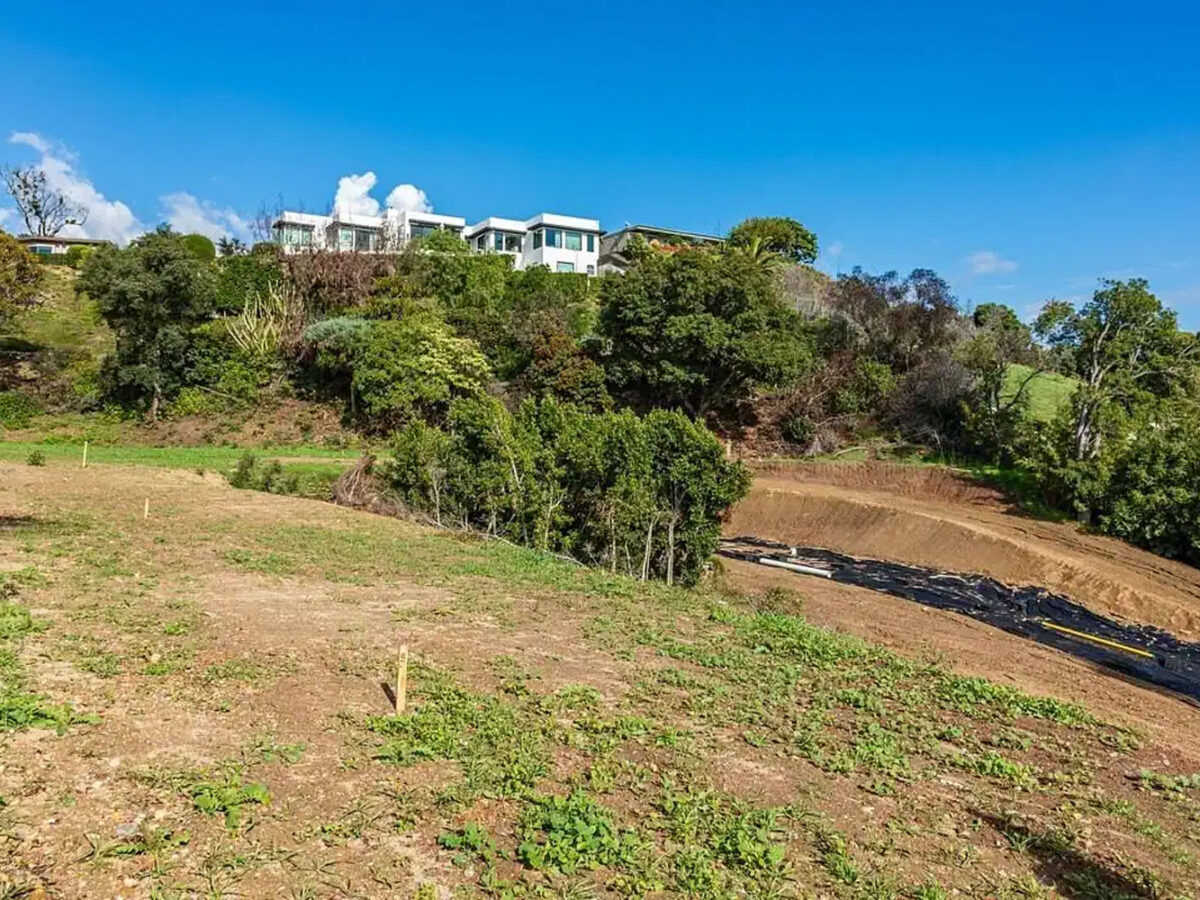 House on hill top in Pacific Palisade on fire.